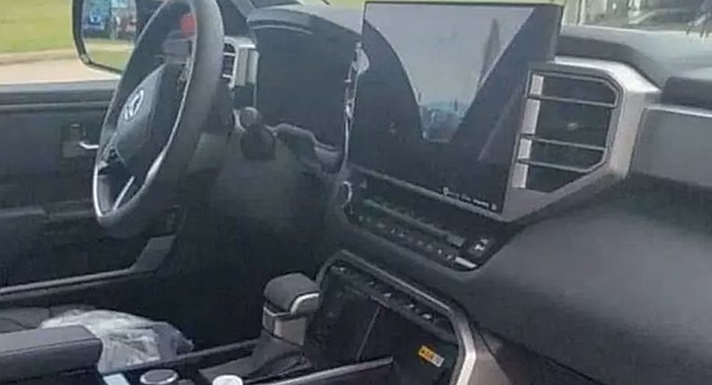 Интерьер новой Toyota Tundra поразил огромным тачскрином