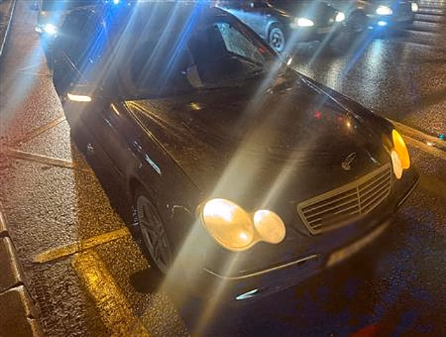 В Самаре Mercedes сбил двух девочек, переходивших дорогу на "зеленый"