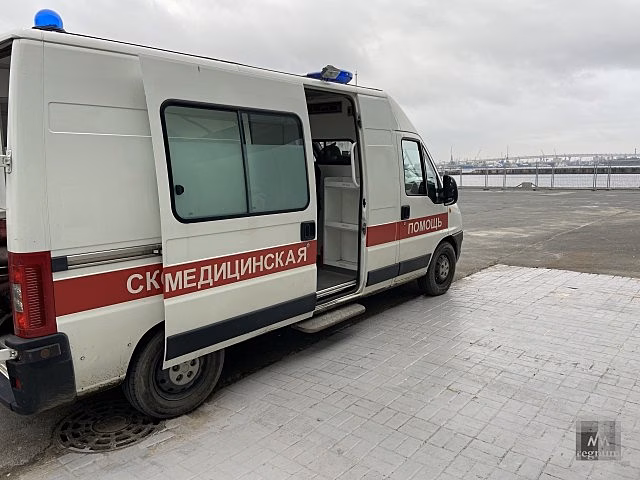 Пациентка с COVID-19 сбежала из скорой по дороге в Санкт-Петербург