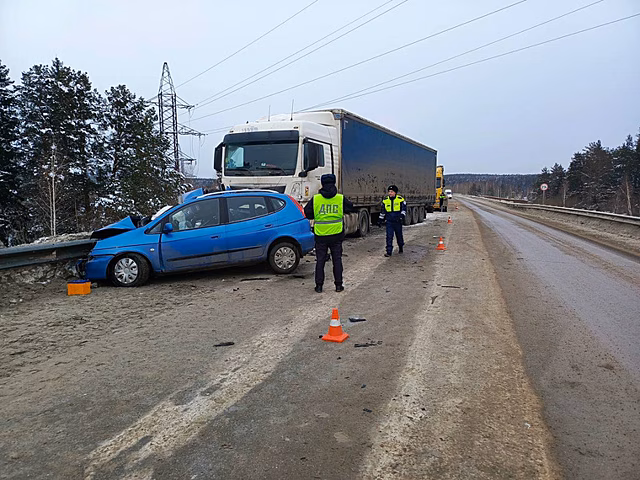 За сутки на свердловских трассах погибли две женщины