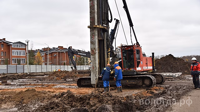 Более 200 свай для опор Некрасовского моста забили строители в Вологде