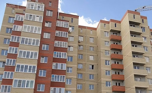 Металлический лист, упавший с крыши новостройки, повредил машину астраханки (видео)