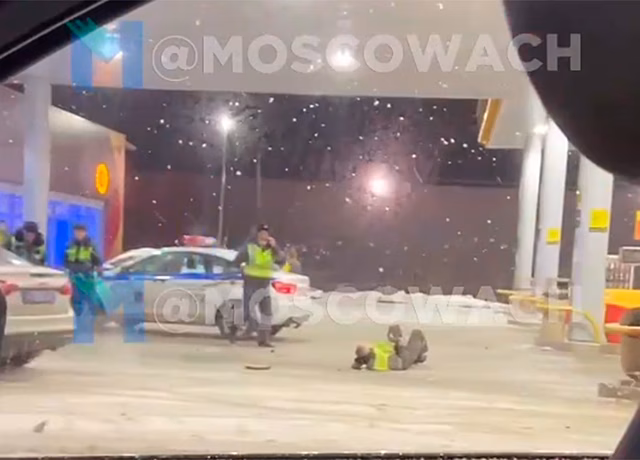В Подмосковье автомобиль врезался в заправку и сбил человека