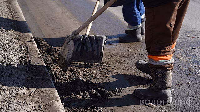 Десять бригад выехали сегодня на уборку города