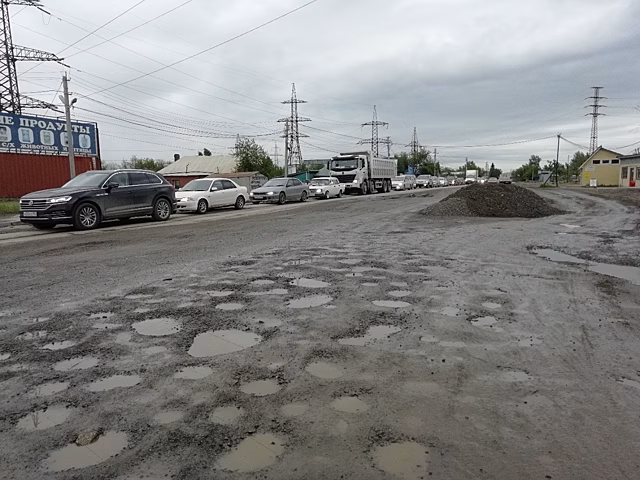 Власти объяснили оставленную посреди дороги в Ленинском районе гору щебёнки