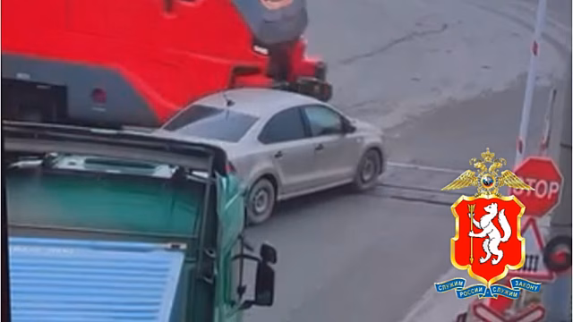 Пригородный поезд снес легковой автомобиль в Екатеринбурге