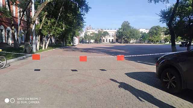 В Благовещенске автохамы трижды ломали ограждение возле площади Победы