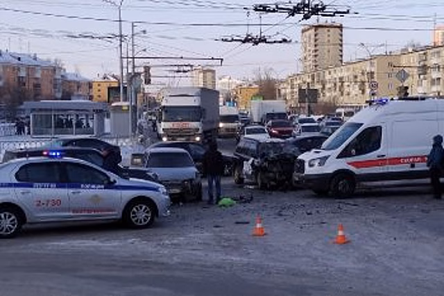 В массовой аварии с «Газелью» в Екатеринбурге пострадали четверо