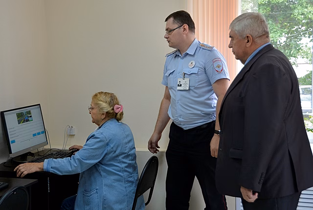В Смоленске общественники проверили качество оказания госуслуг в подразделении Госавтоинспекции