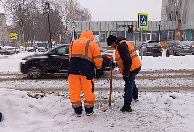 Больше 400 единиц спецтехники задействовали в Подмосковье при уборке дорог от снега минувшей ночью