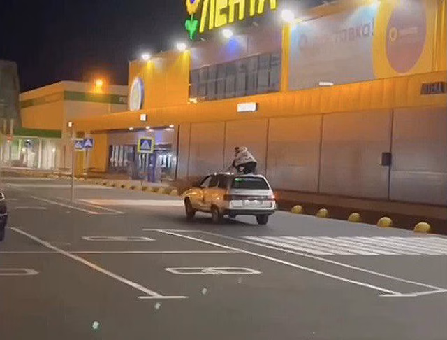 В Курске у водителя, катавшего пассажира на крыше, задержали автомобиль
