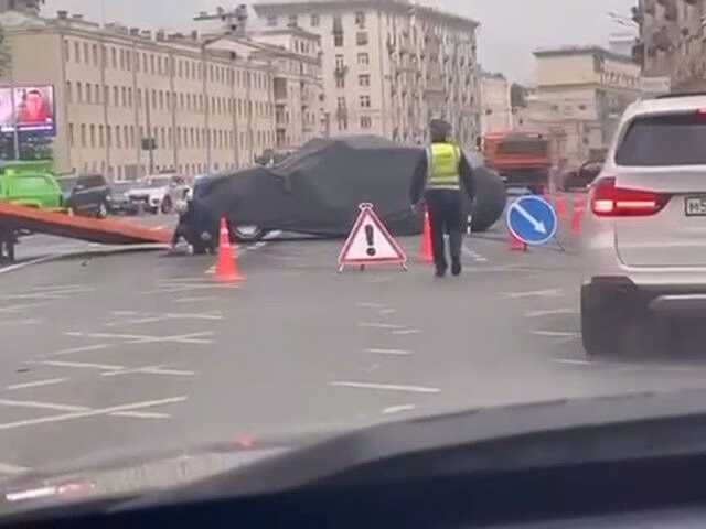 Автомобиль Aurus с правительственными номерами попал в аварию в центре Москвы