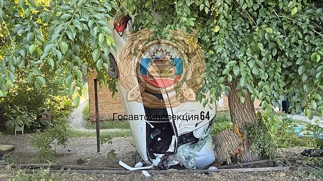 Автомобиль влетел в дерево в Саратове, два человека погибли