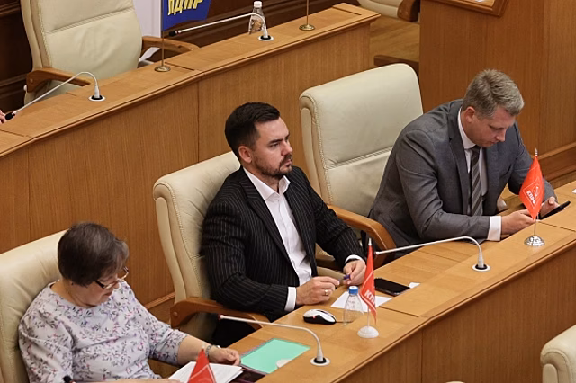 Свердловские коммунисты предложили улучшить жизнь чиновников