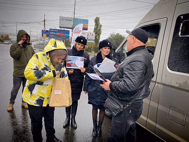 Сотрудники ГИБДД останавливали автолюбителей в Саратове, чтобы поздравить с праздником