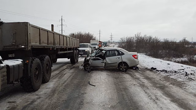 Самарские полицейские устанавливают обстоятельства смертельного ДТП в Кинель-Черкасском районе