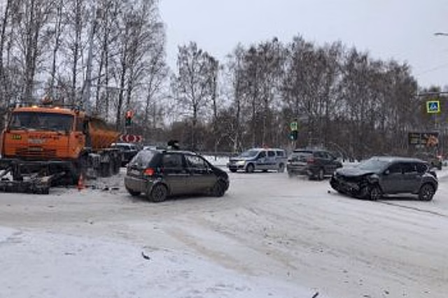 В центре Тюмени в ДТП с КАМАЗом погиб 56-летний водитель