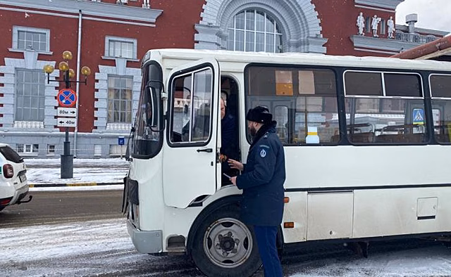 Сотрудники минприроды Курской области рассказали водителям о штрафах за выброшенный из машины мусор