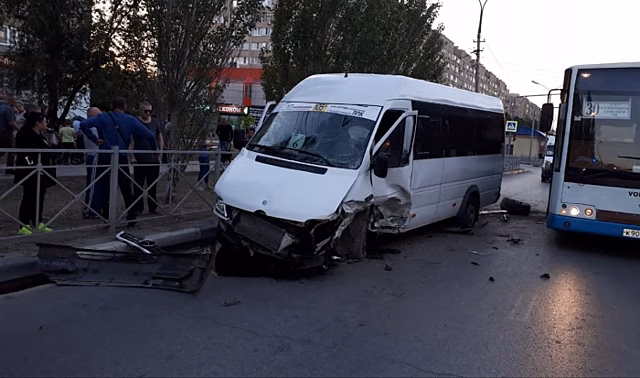 Под Волгоградом в ДТП с маршруткой пострадали двое взрослых и ребенок