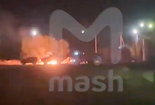 Военный грузовик загорелся на трассе в Подмосковье и попал на видео