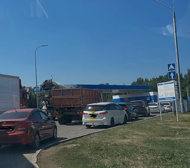 Депутат призвал не сигналить людям с канистрами на АЗС