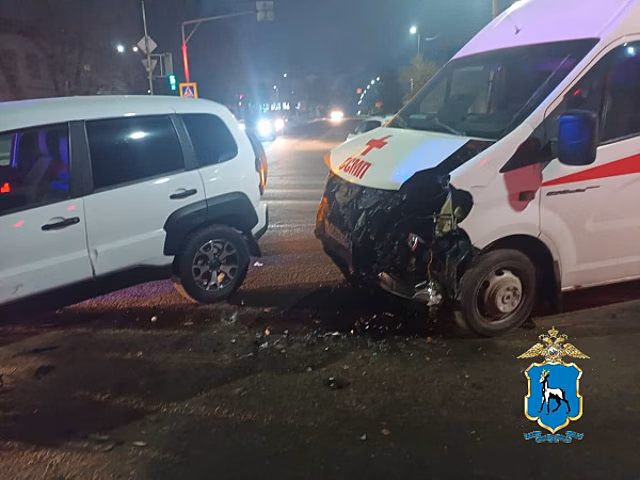 В Сызрани в ДТП со скорой помощью и внедорожником пострадали два человека