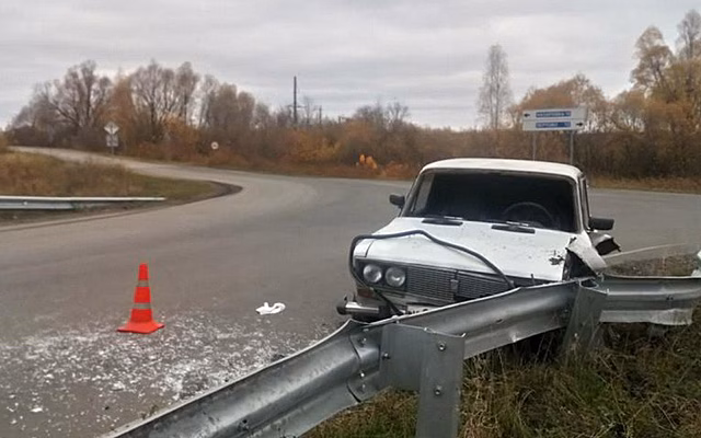 В рязанском райцентре пьяный водитель разнёс отбойник на ж/д переезде