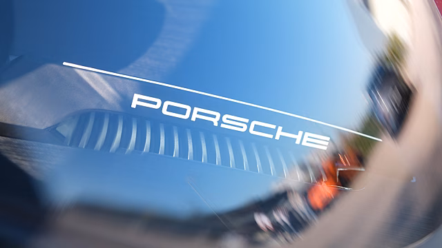 Новый Porsche Macan выехал на тесты в образе динозавра