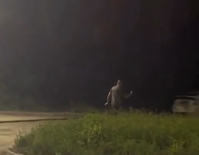 В Благовещенске сняли на видео неадекватного мужчину с ножом, который пугал прохожих