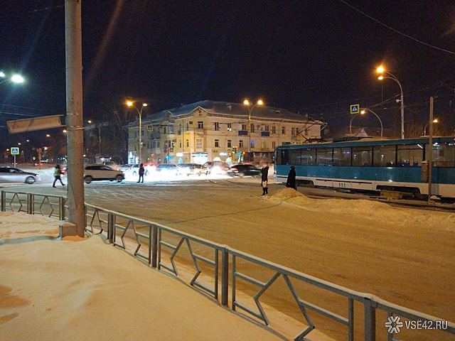 Трамваи замерли в центре Кемерова из-за обрыва провода