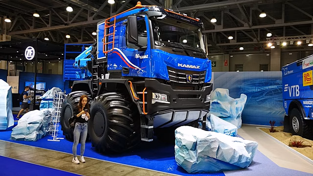 Мерсо-КамАЗ, новая ГАЗель, Арктика 8х8 и другие премьеры "Комтранса" (видео)
