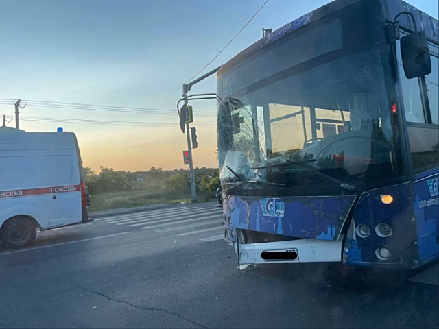 Вблизи Самары дачный автобус врезался в "Калину"