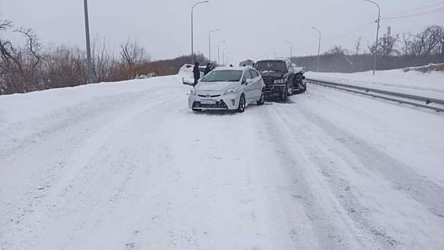 Озвучены подробности аварий, произошедших накануне на низководном мосту во Владивостоке