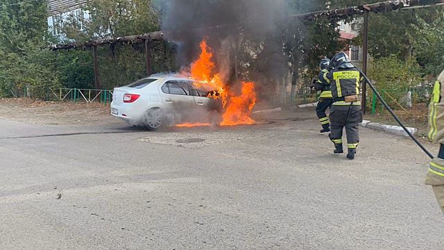 Пожарные тушили загоревшийся авто с газовым баллоном в Кропоткине