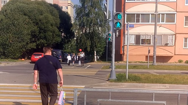 На улице Ярославской подключили новый светофор