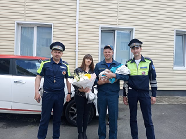 В Краснодарском крае госавтоинспекторы оперативно доставили в роддом беременную женщину с кровотечением
