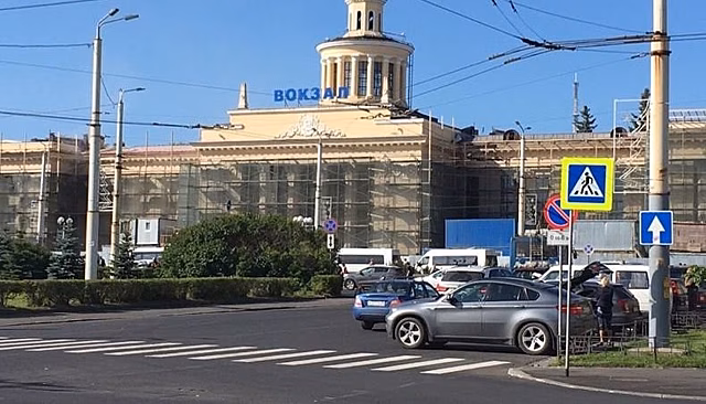 Вокзал Петрозаводска по-прежнему остается без парковки для такси