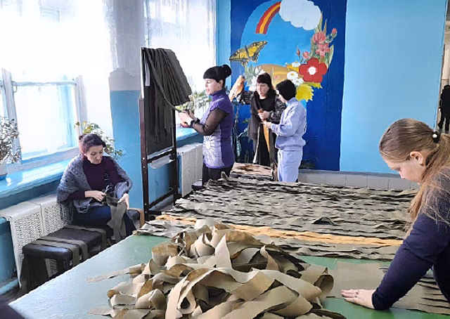 Амурчане плетут маскировочные сети для танкистов Восточного военного округа