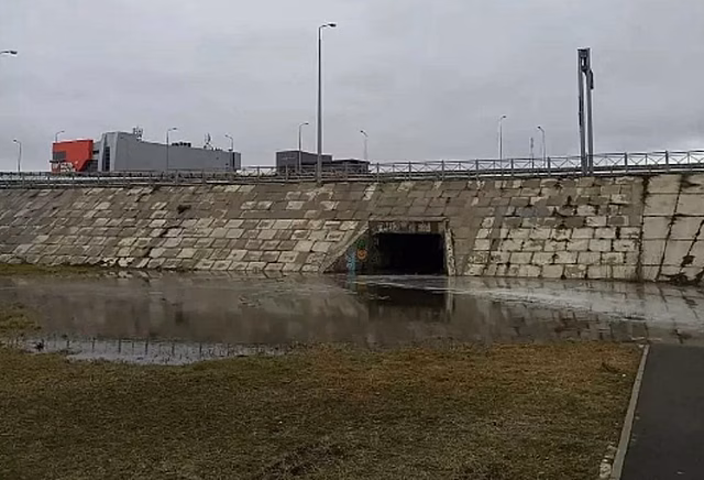 &laquo;Какая большая ливневка&raquo;: в Ростове затопило переход на гребной канал