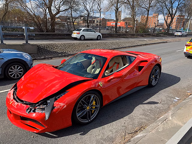 Владелец Ferrari разбил суперкар через три километра после покупки