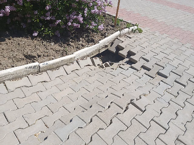 В Благовещенске рушится тротуар на улице Горького, стала известна причина