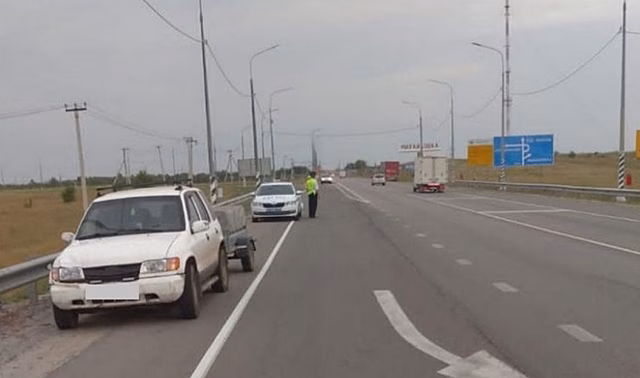 На трассе в Волгоградской области иномарка с прицепом сбила пешехода