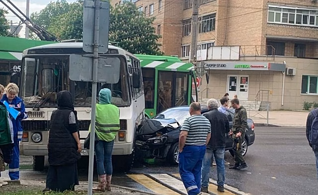 В центре Курске ПАЗик столкнулся с Фольксвагеном Поло