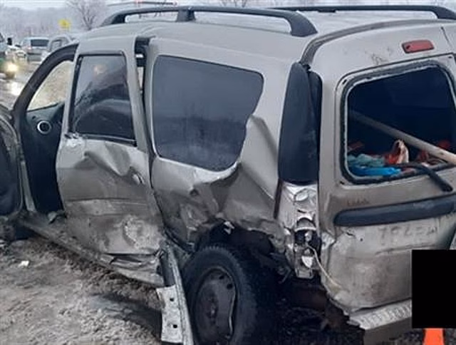 Водитель Lada Largus  проигнорировал знак "Обгон запрещен" и оказался в больнице