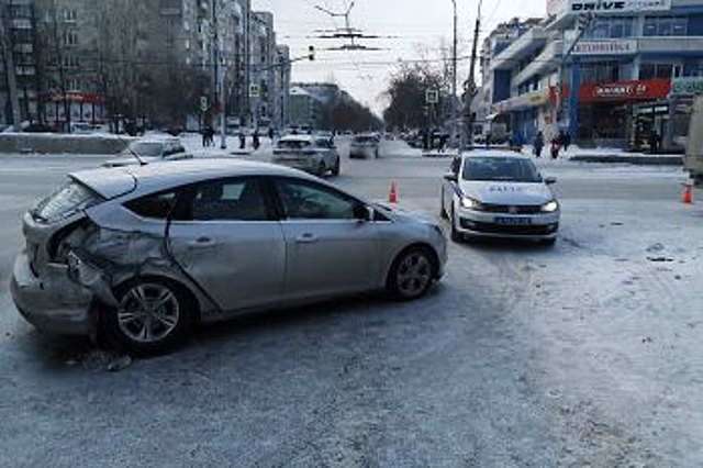 В Екатеринбурге автомашина «Форд Фокус» столкнулась с «Газелью»