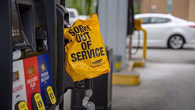 Многокилометровые очереди образуются на американских заправках из-за дефицита бензина