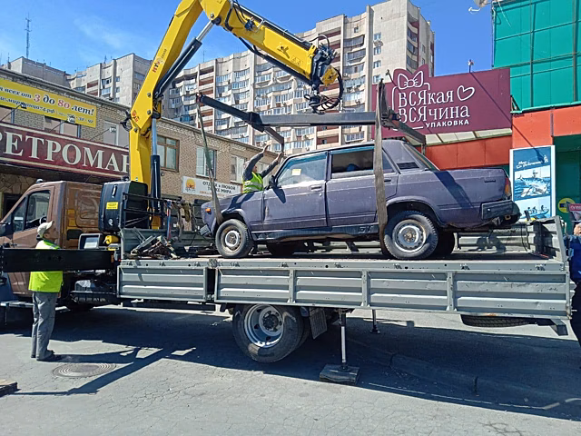 В центре Челябинска нашли автомобиль «Жигули», ставший пристанищем для любителей выпить