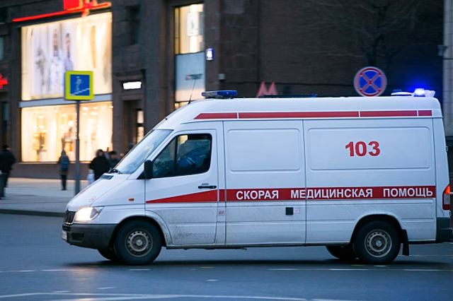 На Эльмаше легковушка влетела в забор: есть пострадавшие
