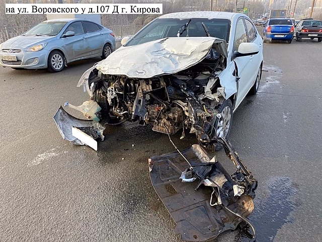 В центре Кирова автоледи на «Киа» въехала во встречный «Хендай»