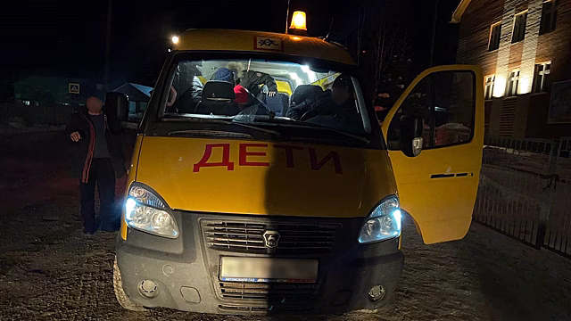 Полицейские в Башкортостане помогли водителю починить школьный автобус и довезти детей к месту турнира